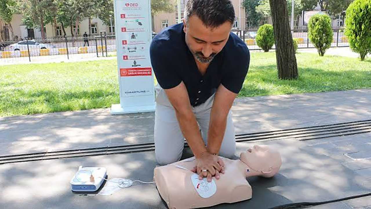 Ani kalp durmalarına karşı yerli kalkan! Sokaklara yerleştirilen bu cihazlar hayat kurtaracak!