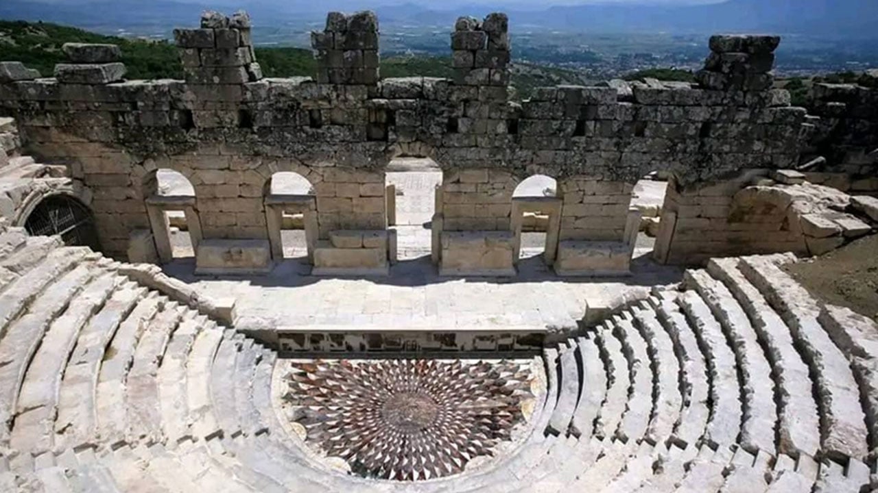 Anıtsal çeşmede su yeniden akmaya başladı! Medusa mozaiği ziyarete açıldı
