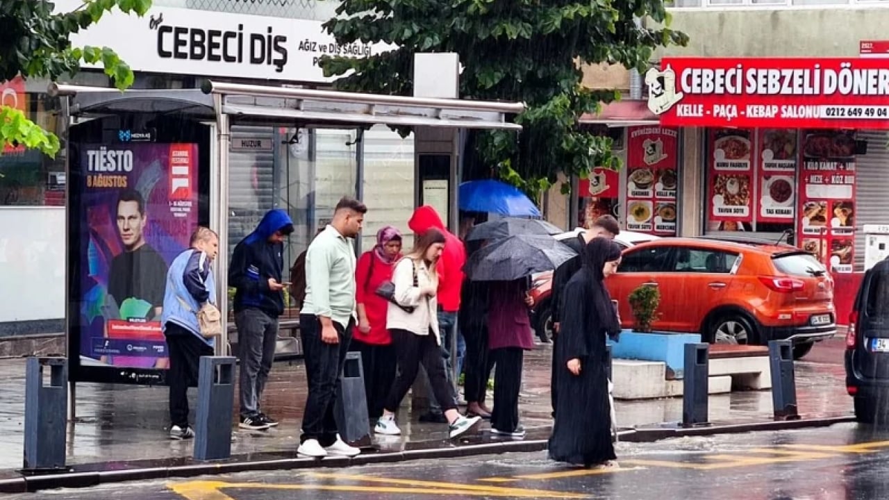 Foto - Ankara can çekişiyor: Çökel yol otomobili yuttu!