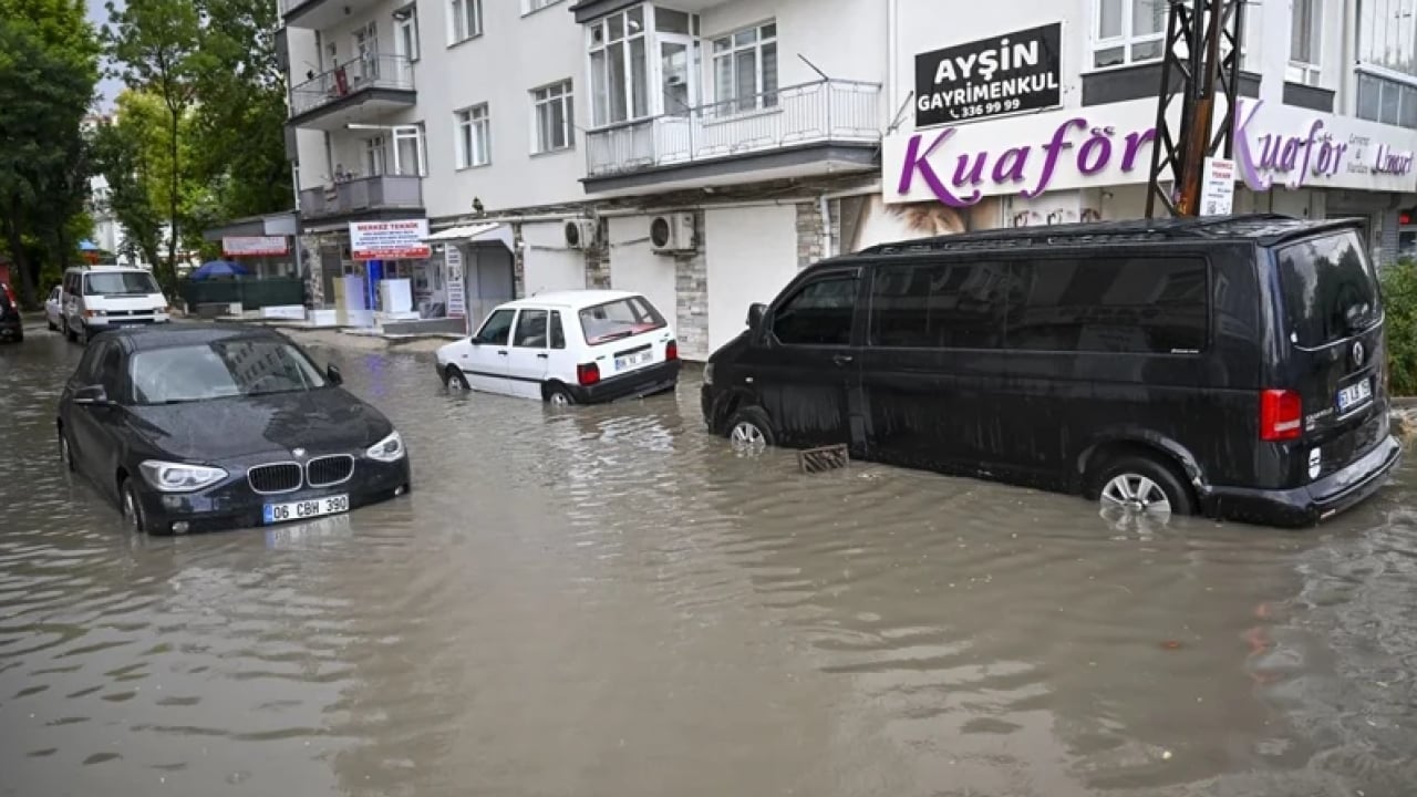 Foto - Ankara can çekişiyor: Çökel yol otomobili yuttu!
