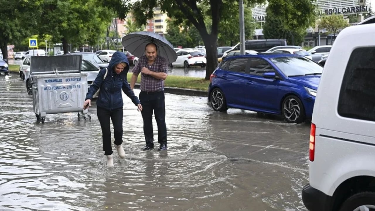 Foto - Ankara can çekişiyor: Çökel yol otomobili yuttu!