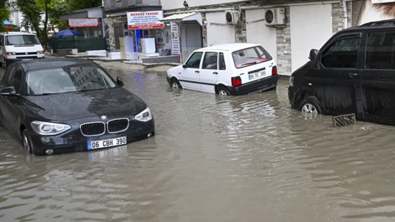 Ankara can çekişiyor: Çökel yol otomobili yuttu!