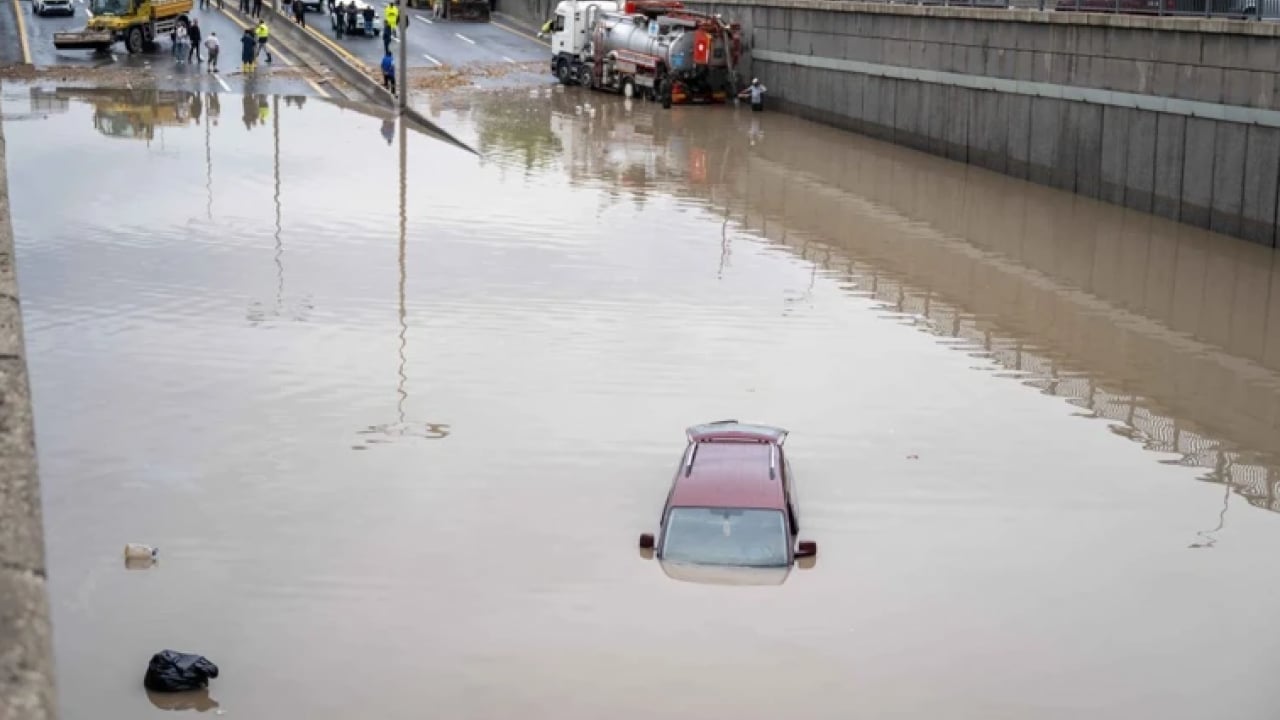 Foto - Ankara can çekişiyor: Çökel yol otomobili yuttu!