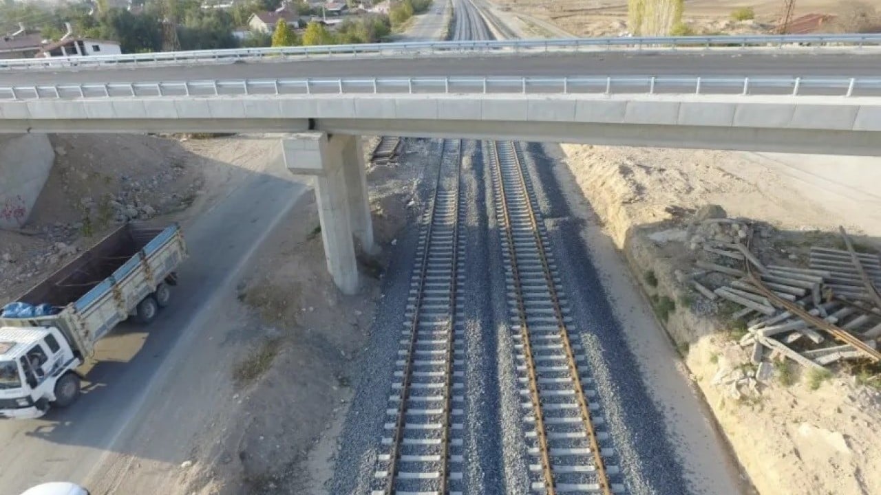 Foto - Ankara-İzmir Hızlı Tren Projesi'nde yoğun tempo yakalandı Türkiye şimdi 'Demir ağlarla' örülüyor