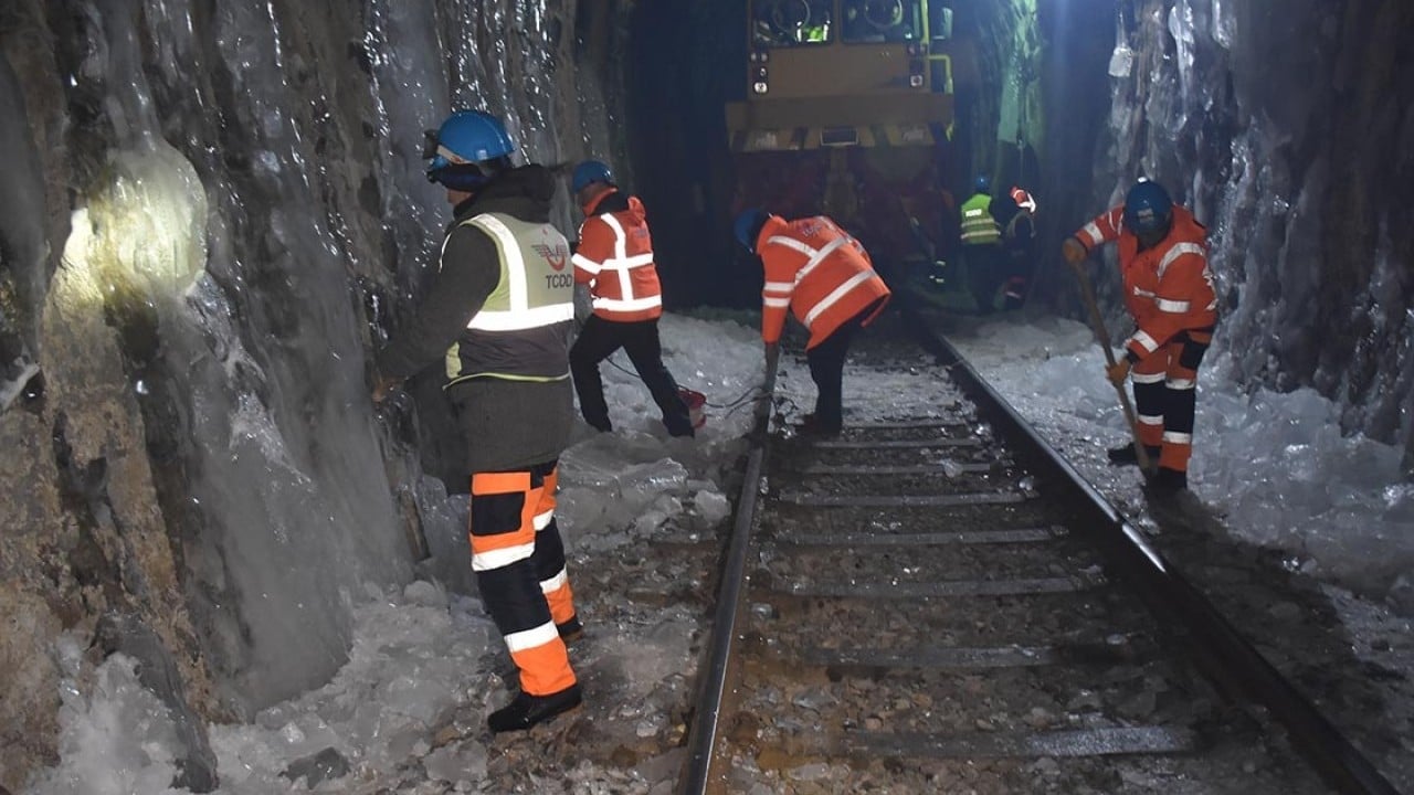 Foto - Ankara-İzmir Hızlı Tren Projesi'nde yoğun tempo yakalandı Türkiye şimdi 'Demir ağlarla' örülüyor