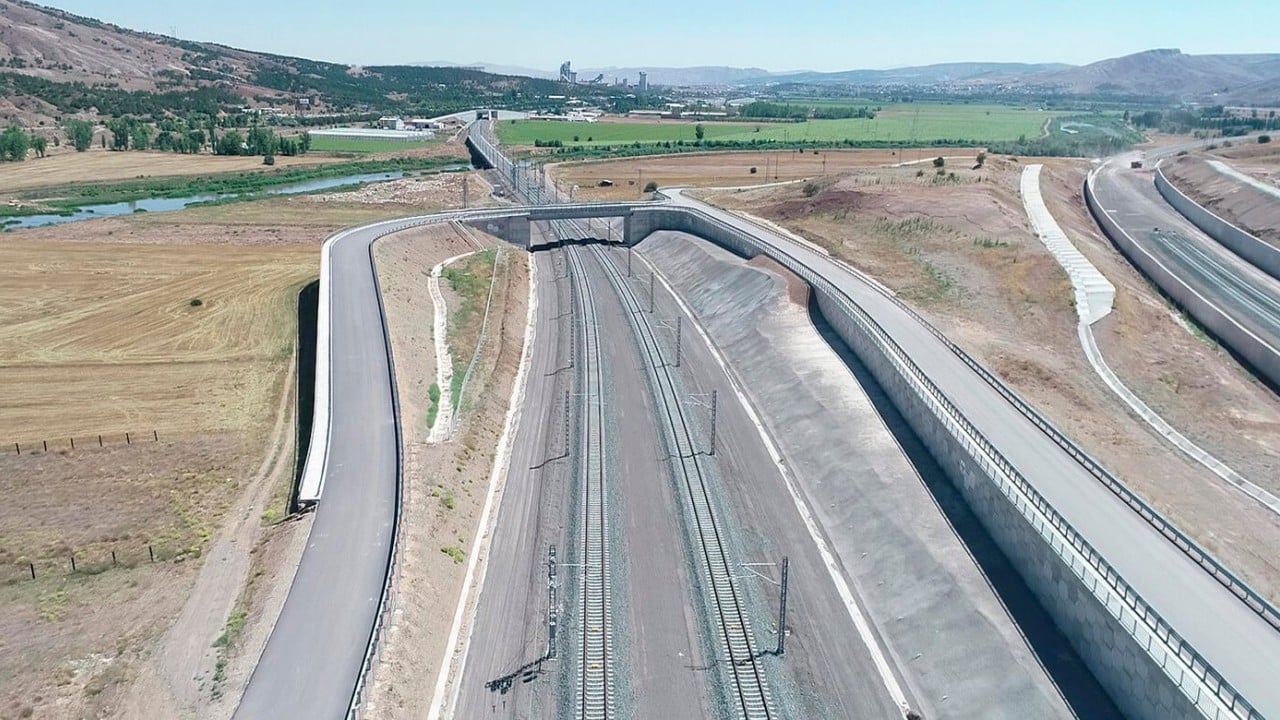 Foto - Ankara-İzmir Hızlı Tren Projesi'nde yoğun tempo yakalandı Türkiye şimdi 'Demir ağlarla' örülüyor