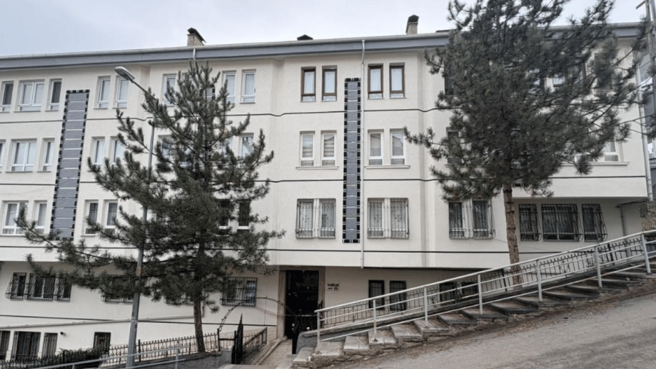 Ankara'da korku dolu gece: Taşıyıcı kolonları patlayan bina tahliye edildi!