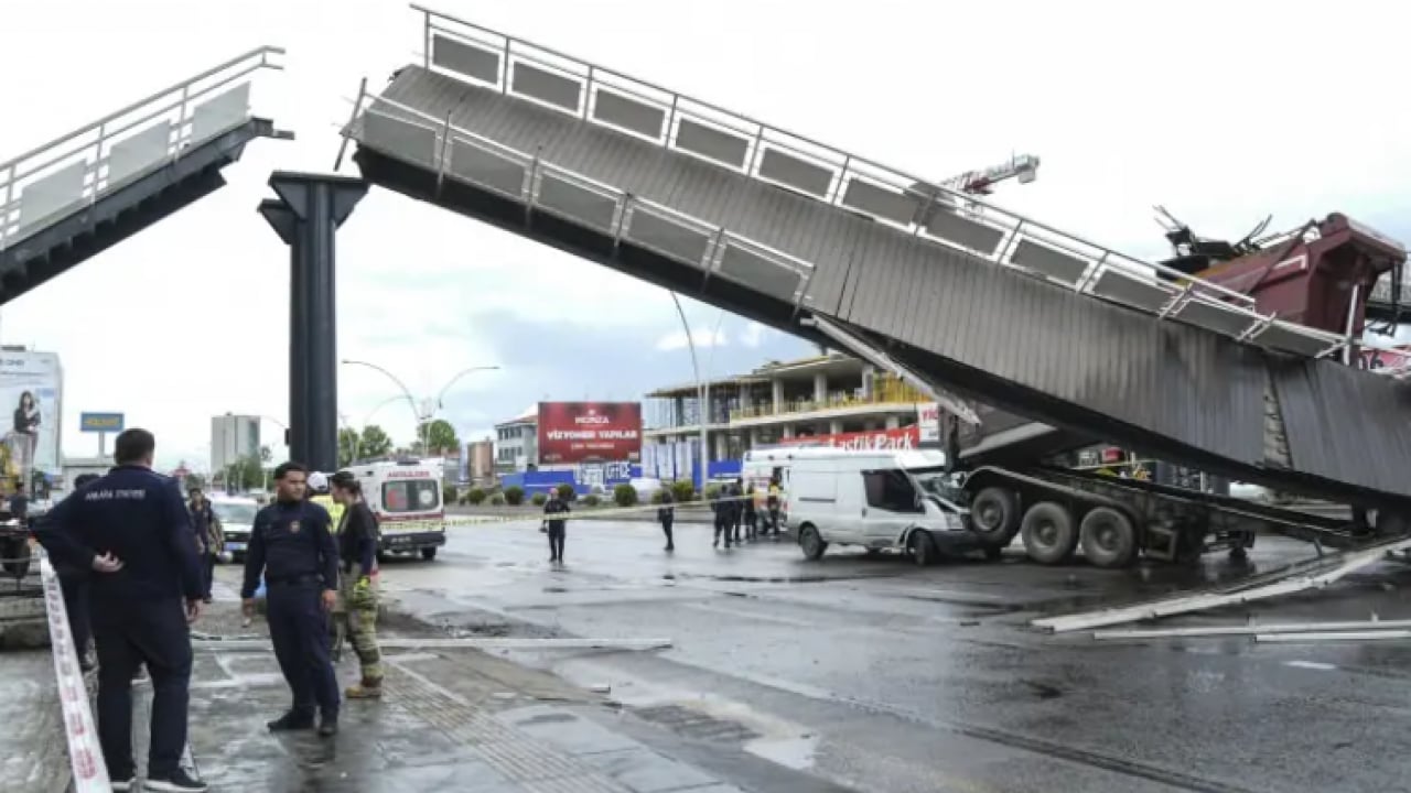Ankara'da yürekler ağza getiren kaza: Açık kalan damper üst geçidi yıktı!