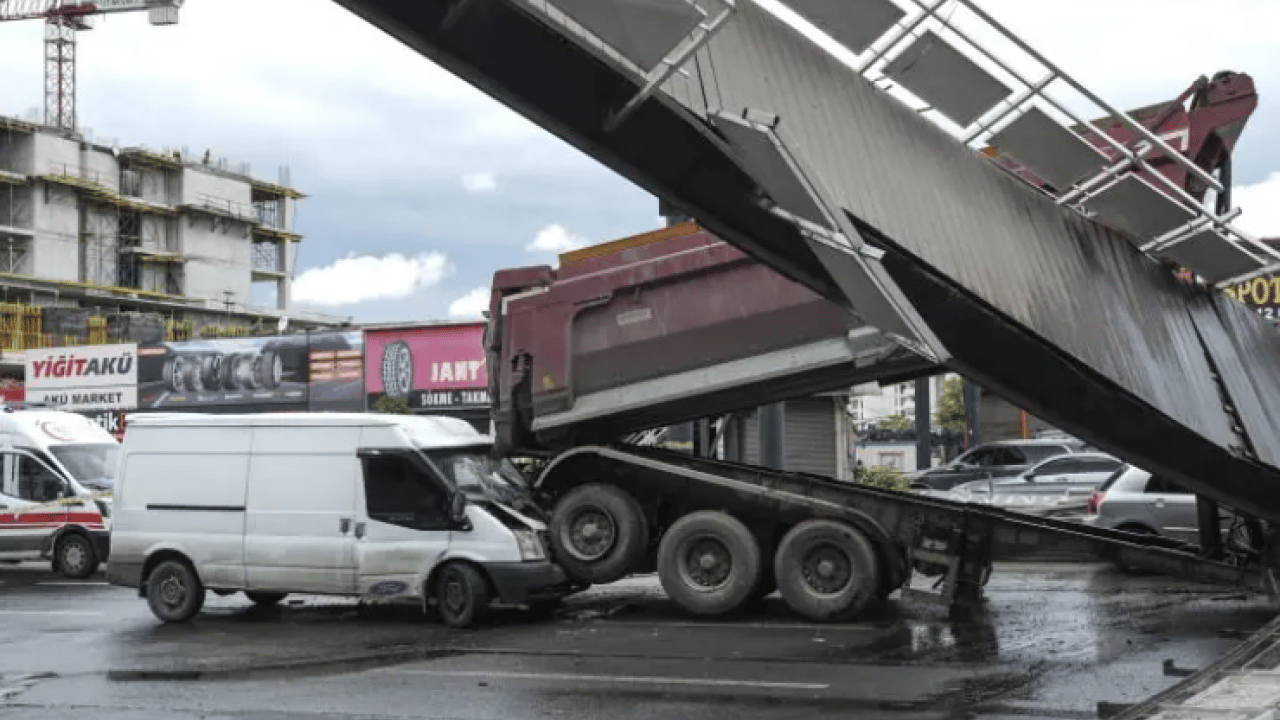 Foto - Ankara'da yürekler ağza getiren kaza: Açık kalan damper üst geçidi yıktı!