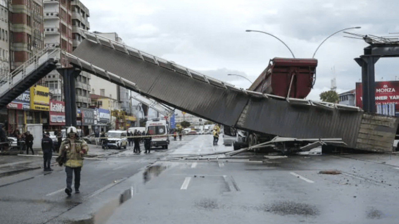 Foto - Ankara'da yürekler ağza getiren kaza: Açık kalan damper üst geçidi yıktı!