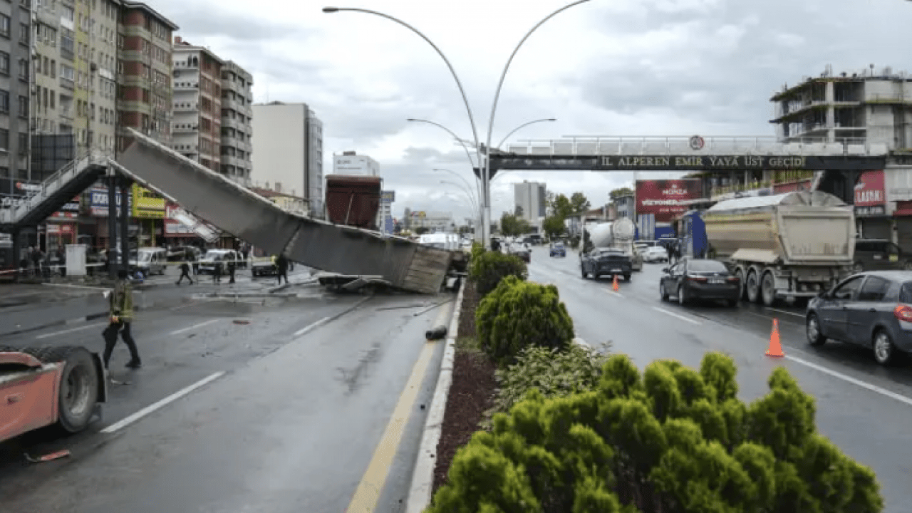 Foto - Ankara'da yürekler ağza getiren kaza: Açık kalan damper üst geçidi yıktı!