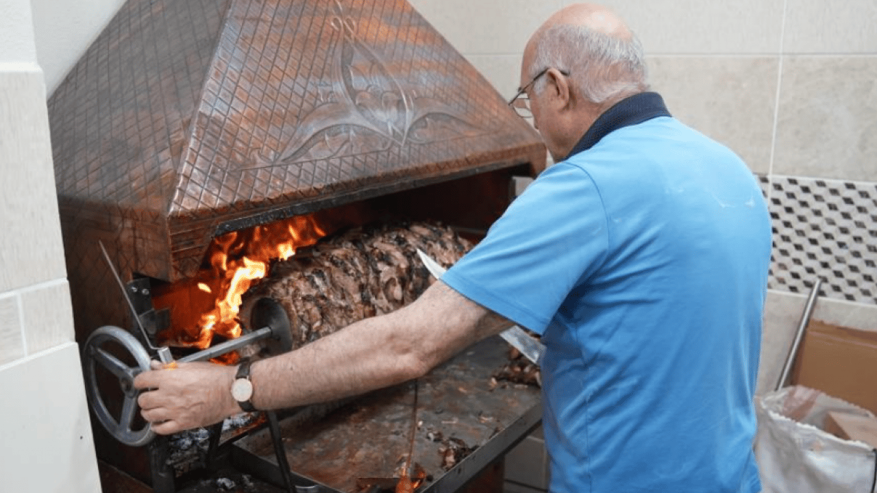 Anneler Günü’ne özel 100 kiloluk çağ kebabı ikramı
