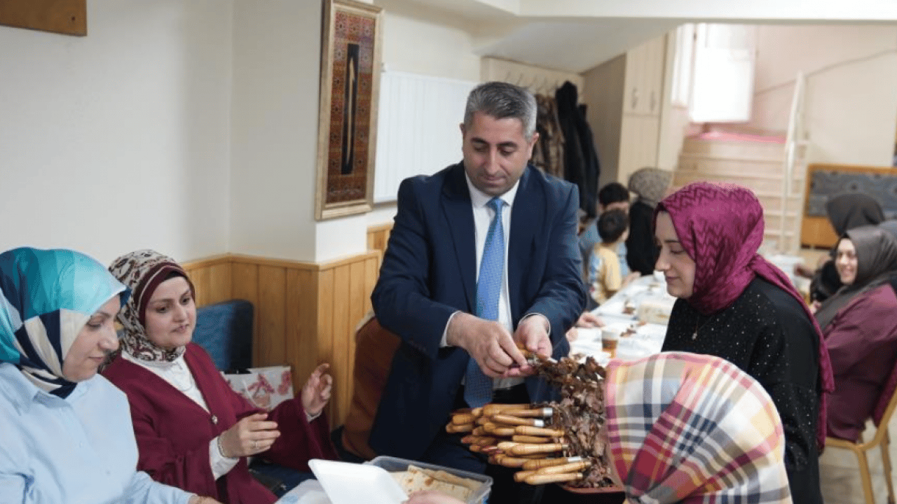 Foto - Anneler Günü’ne özel 100 kiloluk çağ kebabı ikramı