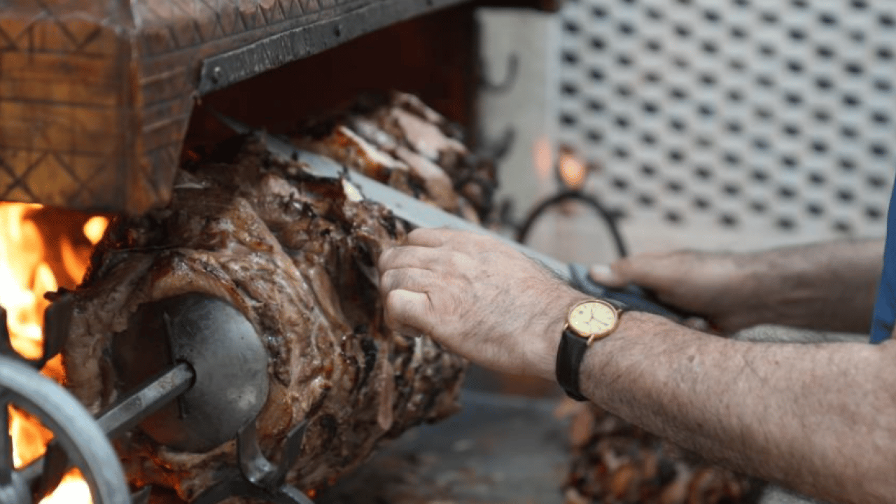 Foto - Anneler Günü’ne özel 100 kiloluk çağ kebabı ikramı