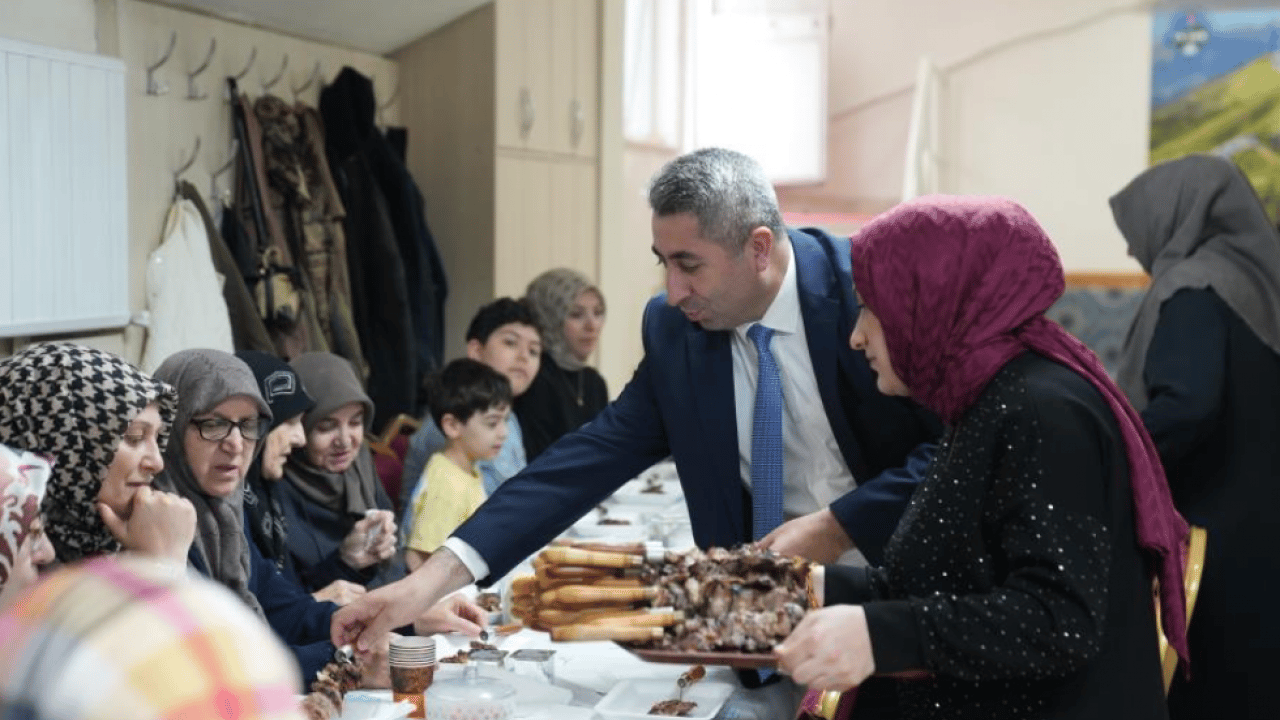 Foto - Anneler Günü’ne özel 100 kiloluk çağ kebabı ikramı