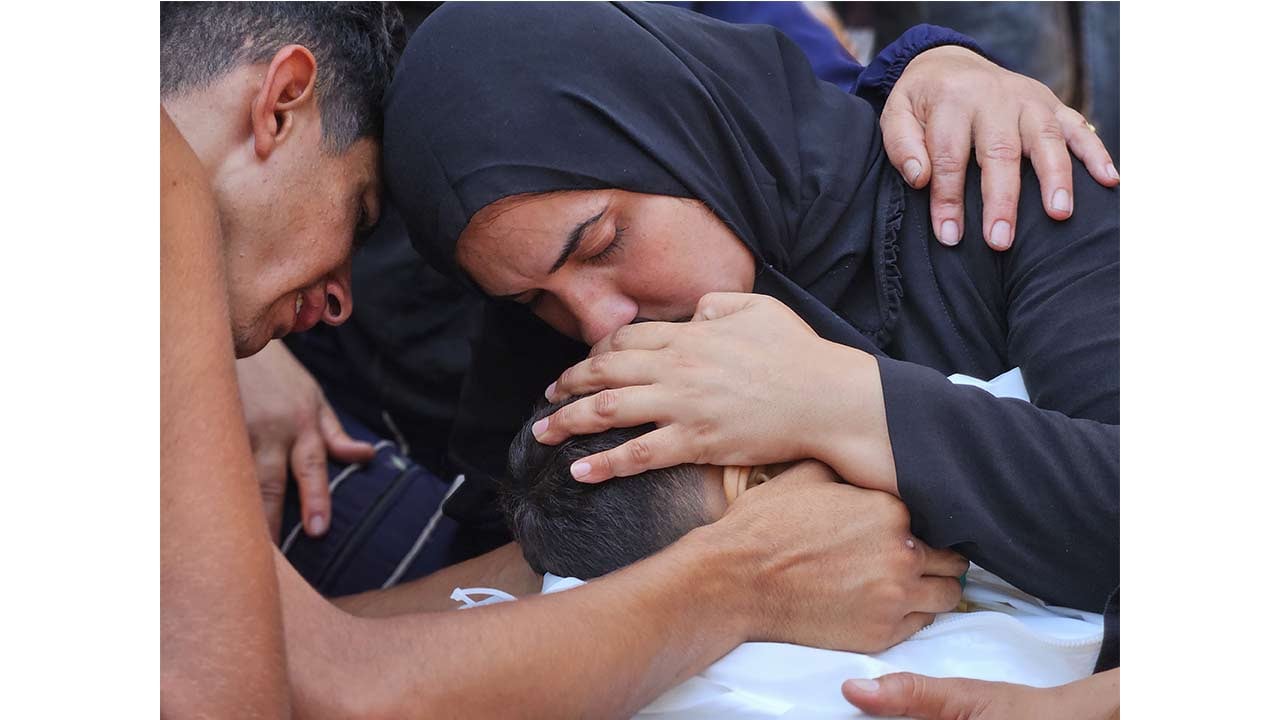 Foto - Annenin şehit oğluna vedası yürekleri parçaladı! Mazlumların gözyaşında boğulasın İsrail!