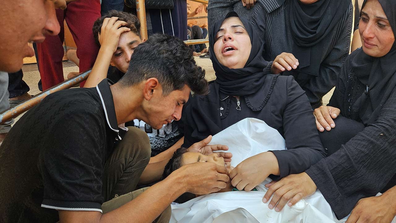 Foto - Annenin şehit oğluna vedası yürekleri parçaladı! Mazlumların gözyaşında boğulasın İsrail!