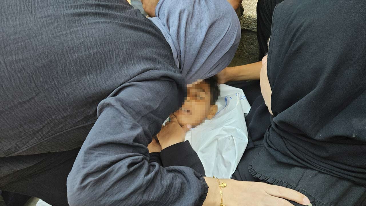 Foto - Annenin şehit oğluna vedası yürekleri parçaladı! Mazlumların gözyaşında boğulasın İsrail!