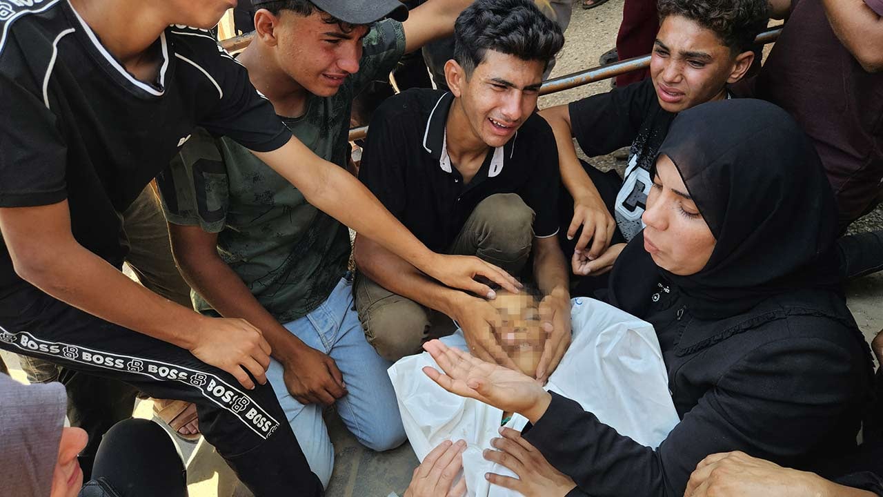Foto - Annenin şehit oğluna vedası yürekleri parçaladı! Mazlumların gözyaşında boğulasın İsrail!