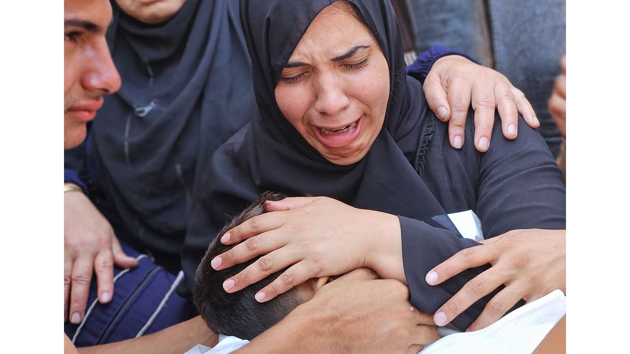 Foto - Annenin şehit oğluna vedası yürekleri parçaladı! Mazlumların gözyaşında boğulasın İsrail!