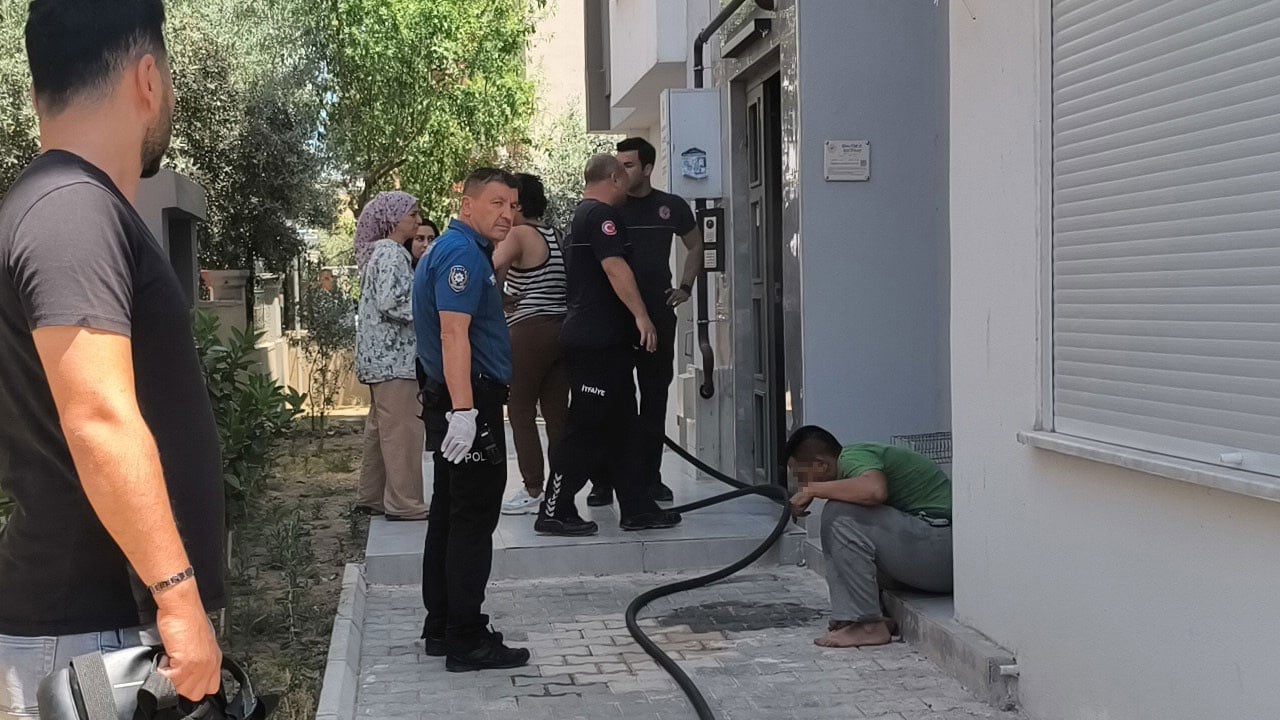 Annesi kumandayı yüksek sesle istedi diye… Kapıyı kilitleyip evi ateşe verdi, mahalle ayaklandı