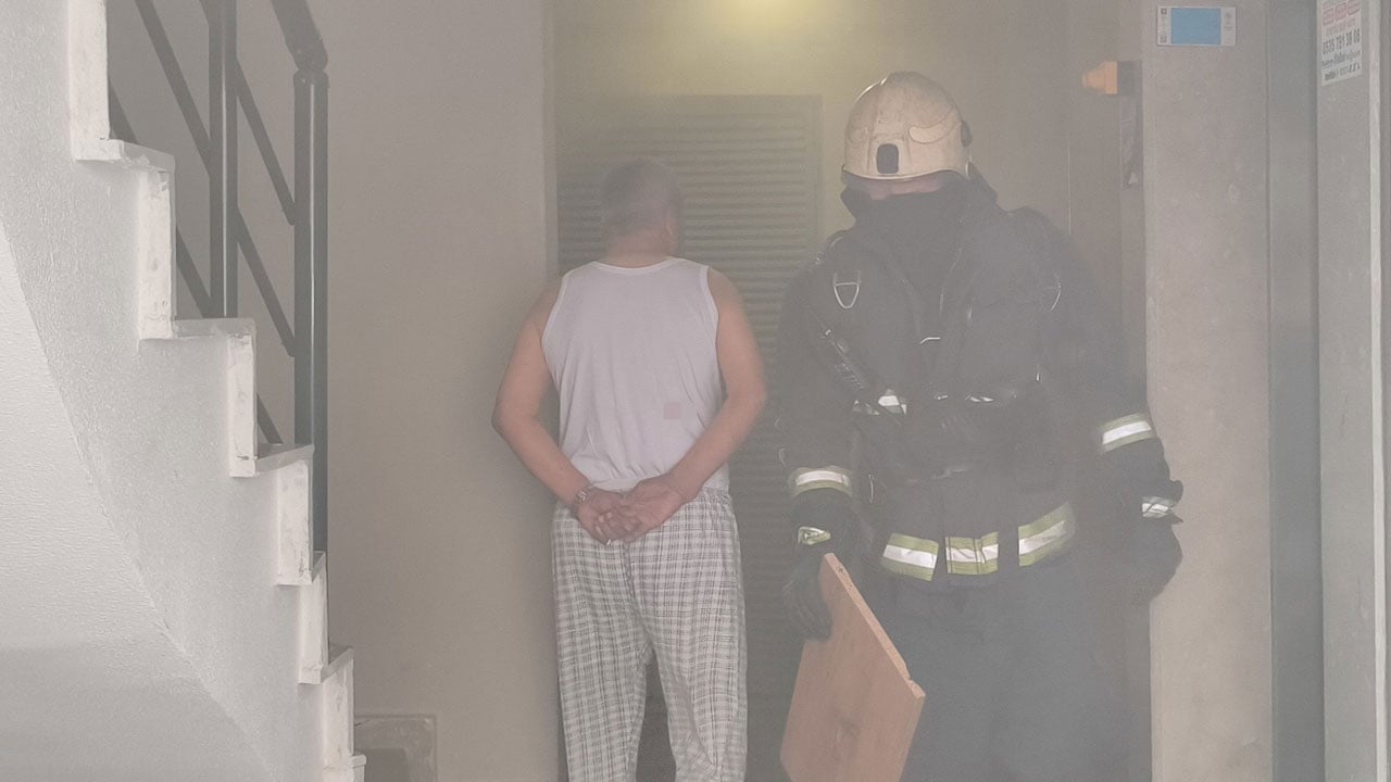 Foto - Annesi kumandayı yüksek sesle istedi diye… Kapıyı kilitleyip evi ateşe verdi, mahalle ayaklandı
