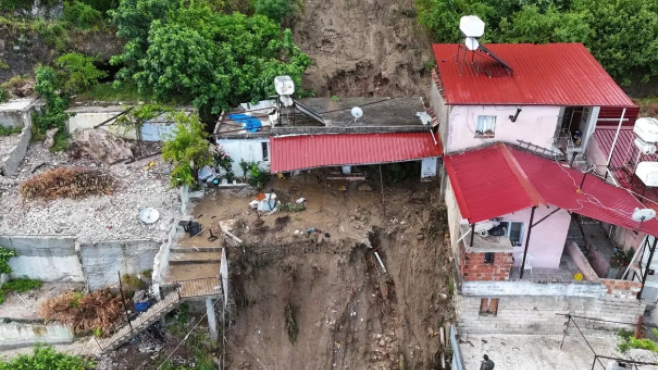 Foto - Annesinin güvenli diye gönderdiği ev mezarı oldu! Çekyat altında kalan çocuk öldü