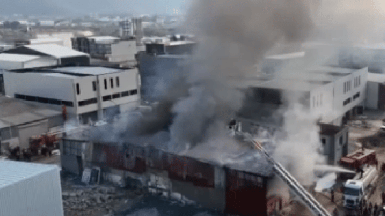 Foto - Antakya Sanayi Sitesi’nde korkutan yangın: Alevler mobilya atölyesini küle çevirdi