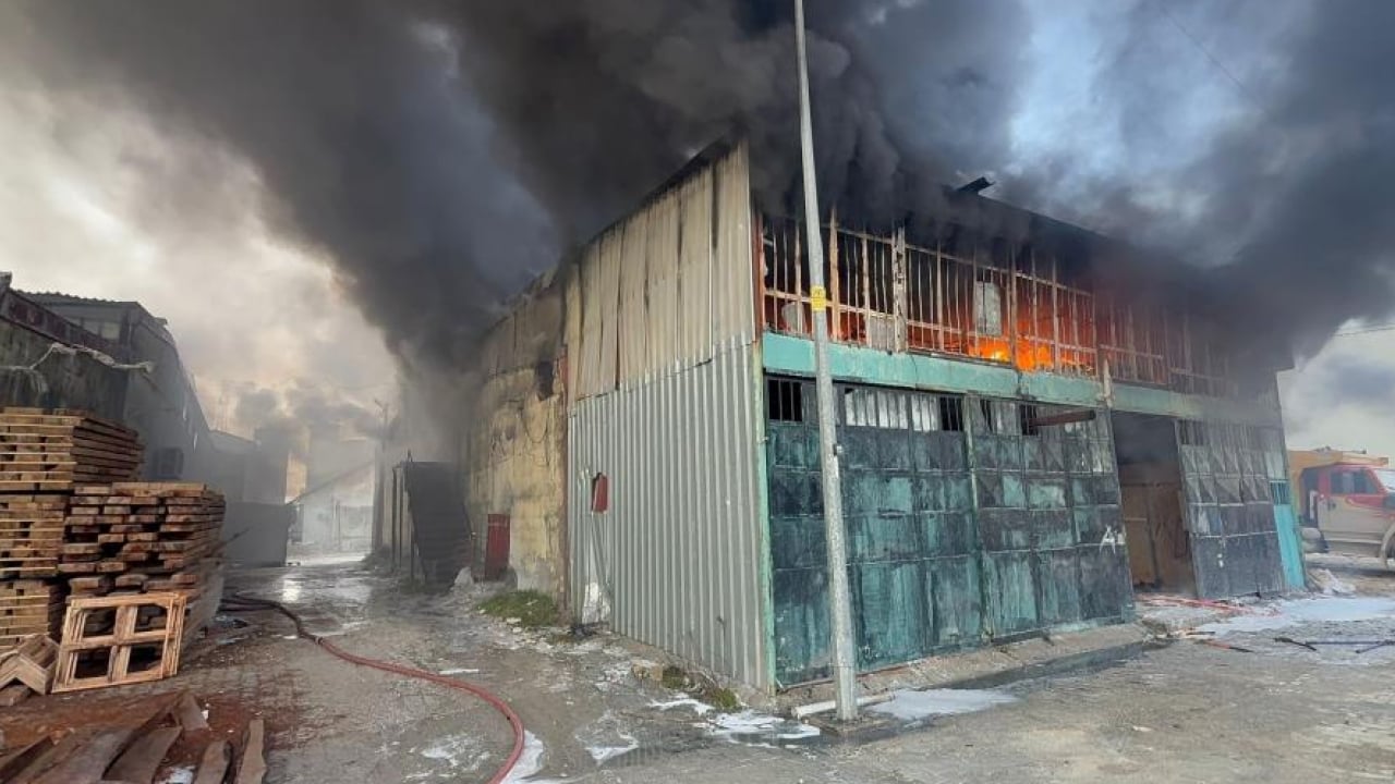 Foto - Antakya Sanayi Sitesi’nde korkutan yangın: Alevler mobilya atölyesini küle çevirdi