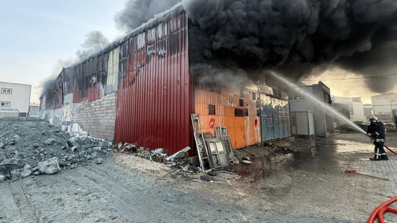 Antakya Sanayi Sitesi’nde korkutan yangın: Alevler mobilya atölyesini küle çevirdi