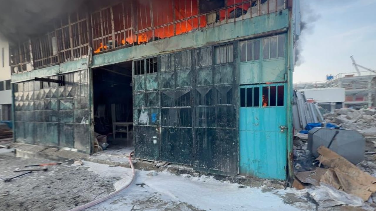 Foto - Antakya Sanayi Sitesi’nde korkutan yangın: Alevler mobilya atölyesini küle çevirdi