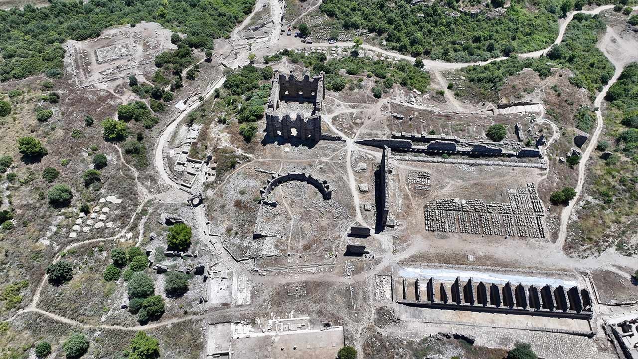 Antalya'da 2 bin yıllık ana cadde gün yüzüne çıkarıldı