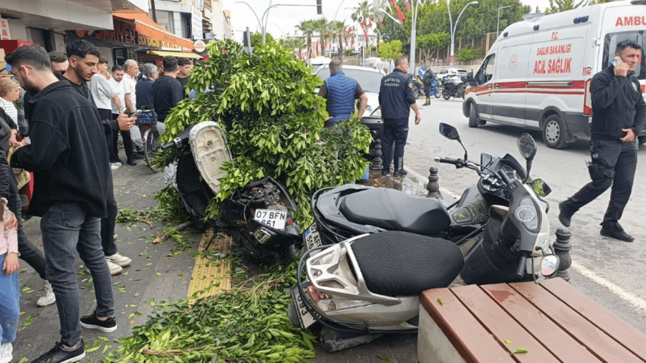 Foto - Antalya'da feci kaza: Kırmızı ışık ihlali ortalığı savaş alanına çevirdi