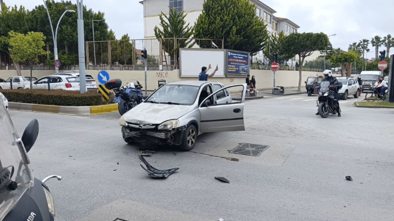 Foto - Antalya'da feci kaza: Kırmızı ışık ihlali ortalığı savaş alanına çevirdi