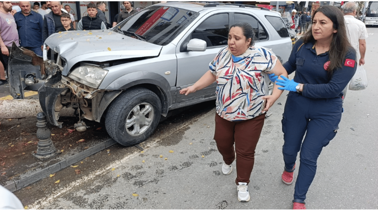 Foto - Antalya'da feci kaza: Kırmızı ışık ihlali ortalığı savaş alanına çevirdi