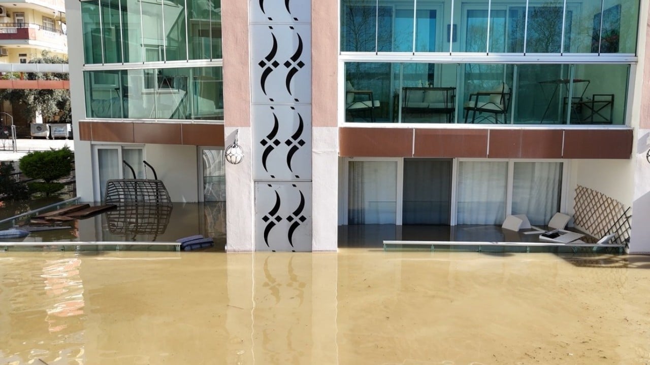 Foto - Antalya'da nehirler taştı sahil şeridi göle döndü! Serik ve Alanya'da sel felaketi: İşletmeler yerle bir oldu