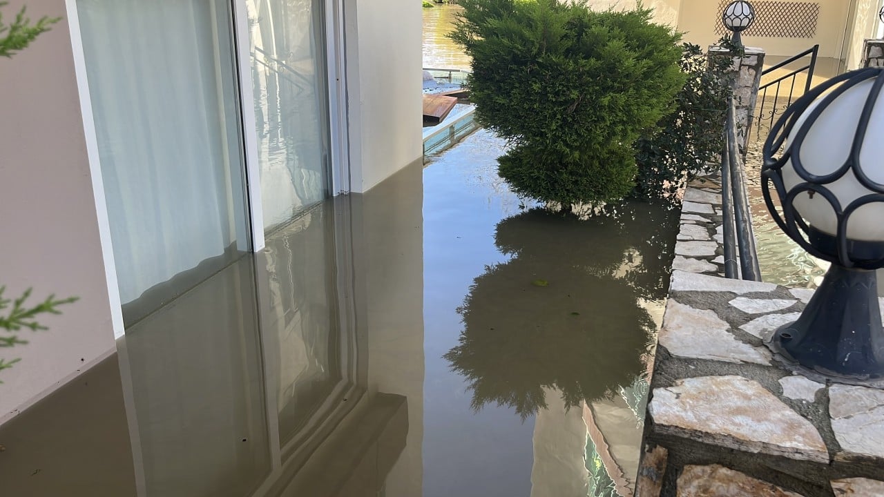 Foto - Antalya'da nehirler taştı sahil şeridi göle döndü! Serik ve Alanya'da sel felaketi: İşletmeler yerle bir oldu