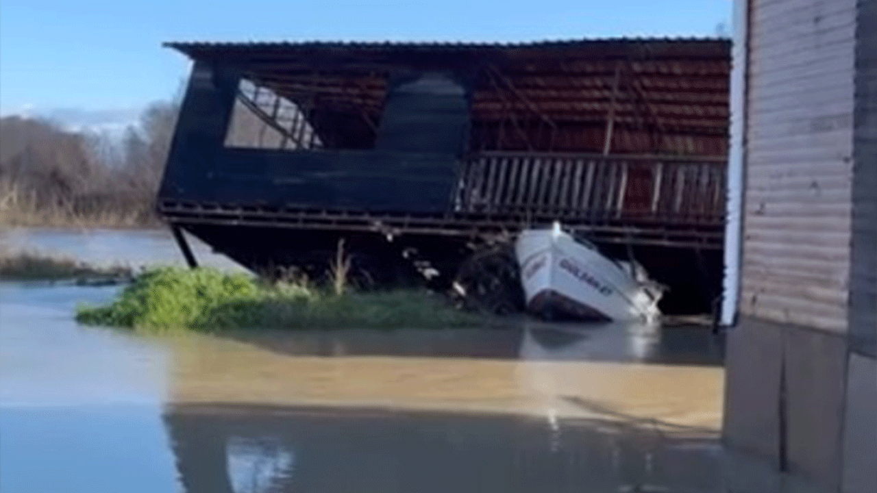 Foto - Antalya'da nehirler taştı sahil şeridi göle döndü! Serik ve Alanya'da sel felaketi: İşletmeler yerle bir oldu
