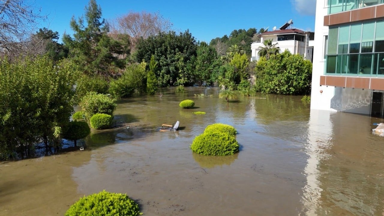 Foto - Antalya'da nehirler taştı sahil şeridi göle döndü! Serik ve Alanya'da sel felaketi: İşletmeler yerle bir oldu
