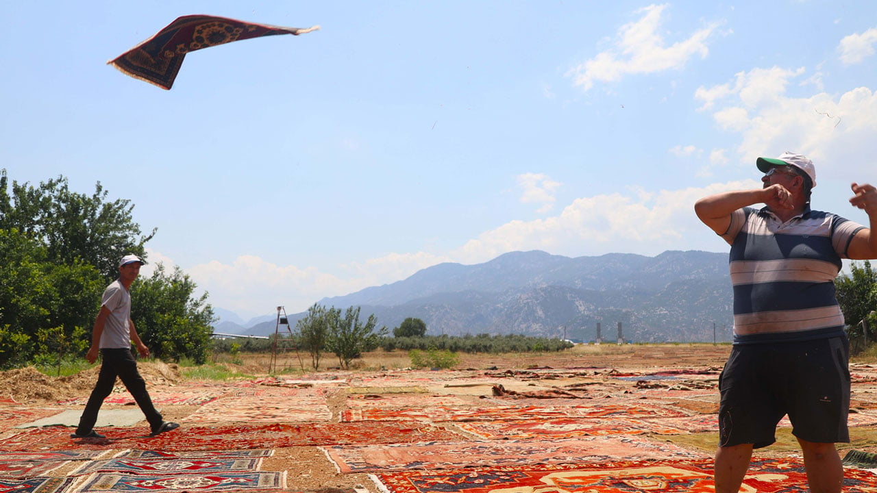 Foto - Antalya’da renkli ihracat mesaisi! Bu tarlada buğday değil, 5 bin dolarlık halılar serili