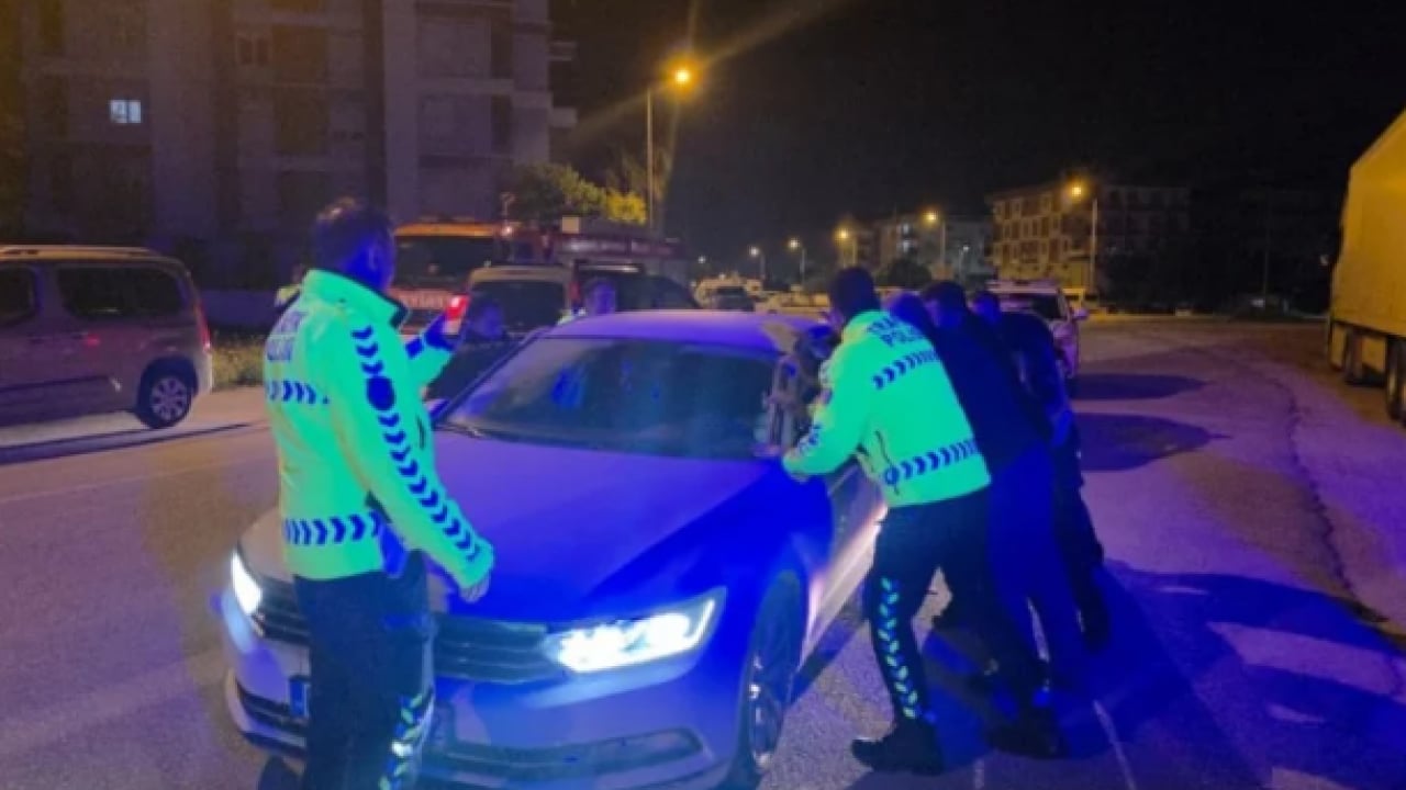 Foto - Antalya'da şaka gibi olay: Polisler aracı beşik gibi salladı!