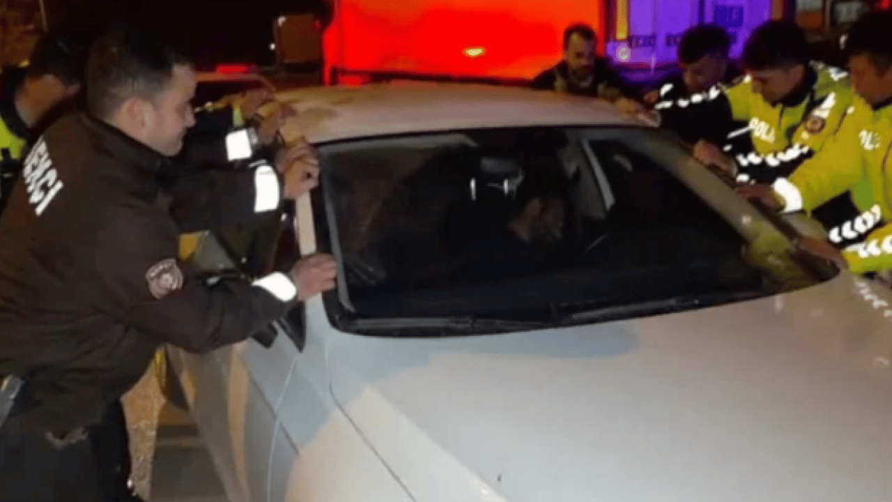 Foto - Antalya'da şaka gibi olay: Polisler aracı beşik gibi salladı!