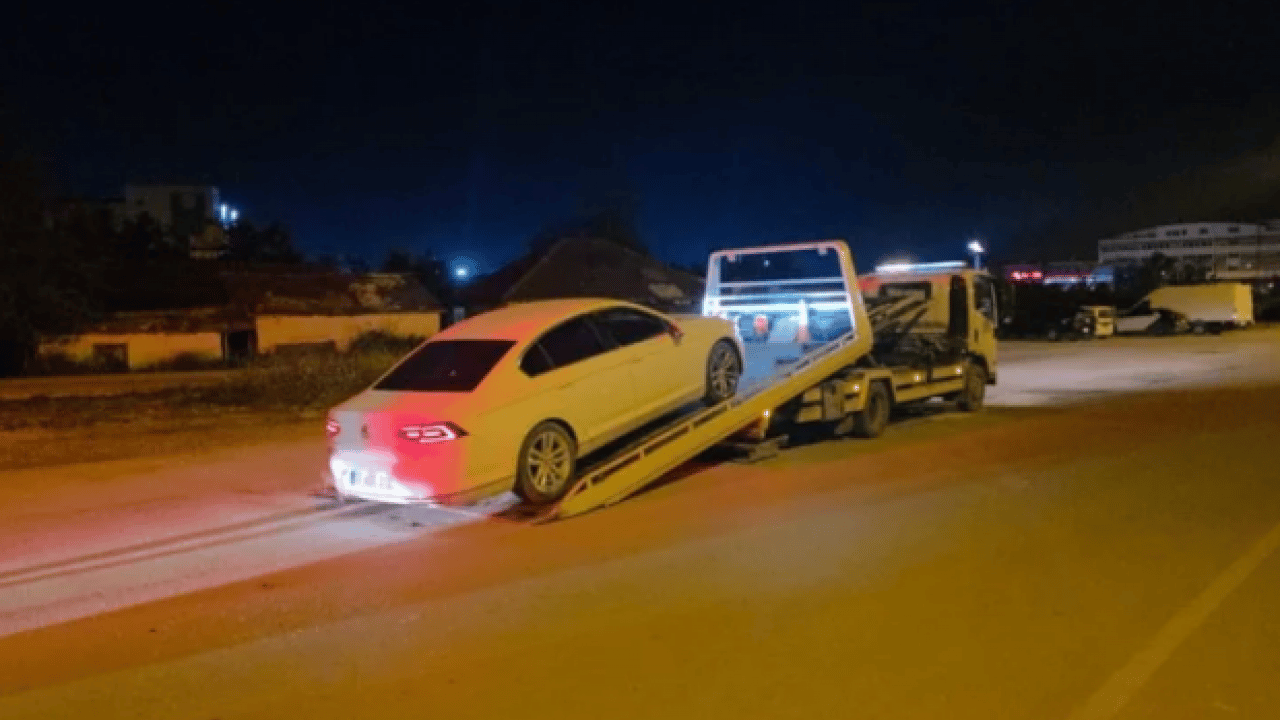 Foto - Antalya'da şaka gibi olay: Polisler aracı beşik gibi salladı!