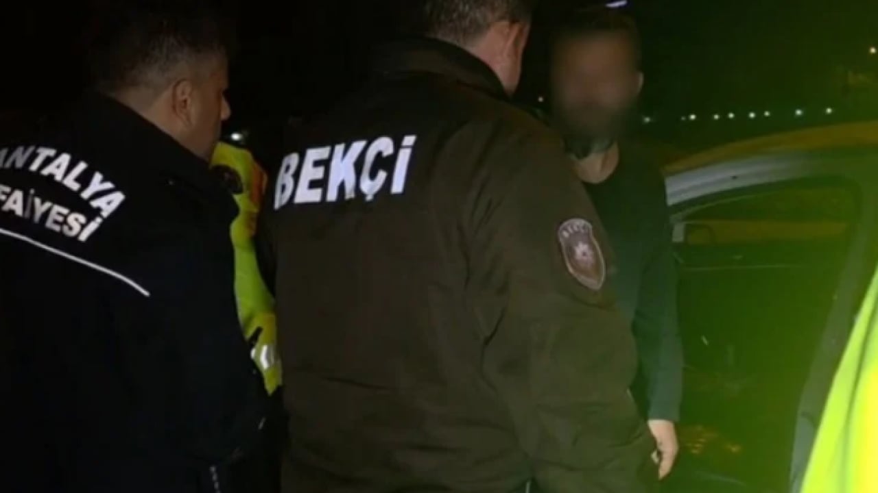 Foto - Antalya'da şaka gibi olay: Polisler aracı beşik gibi salladı!