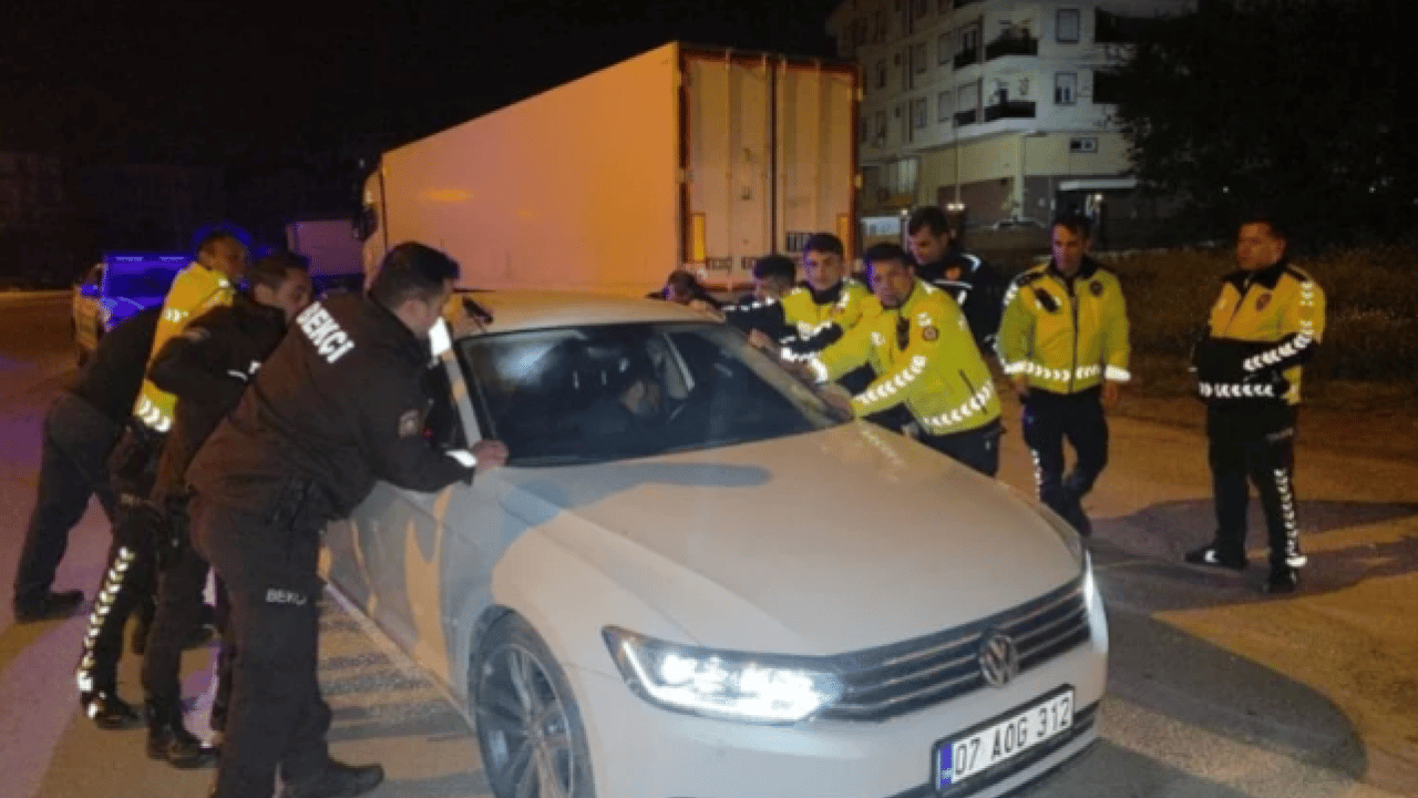 Foto - Antalya'da şaka gibi olay: Polisler aracı beşik gibi salladı!