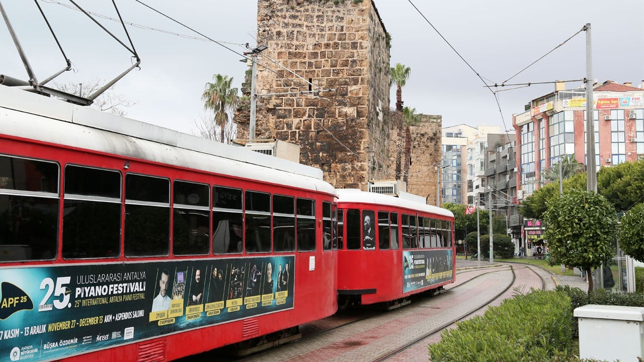 Foto - Antalya’da tarihi yapı alarm veriyor! Tramvay titreşimi 2 bin yıllık burçlara zarar veriyor