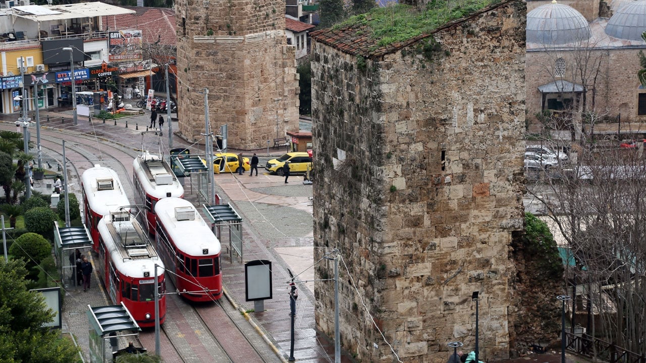 Foto - Antalya’da tarihi yapı alarm veriyor! Tramvay titreşimi 2 bin yıllık burçlara zarar veriyor
