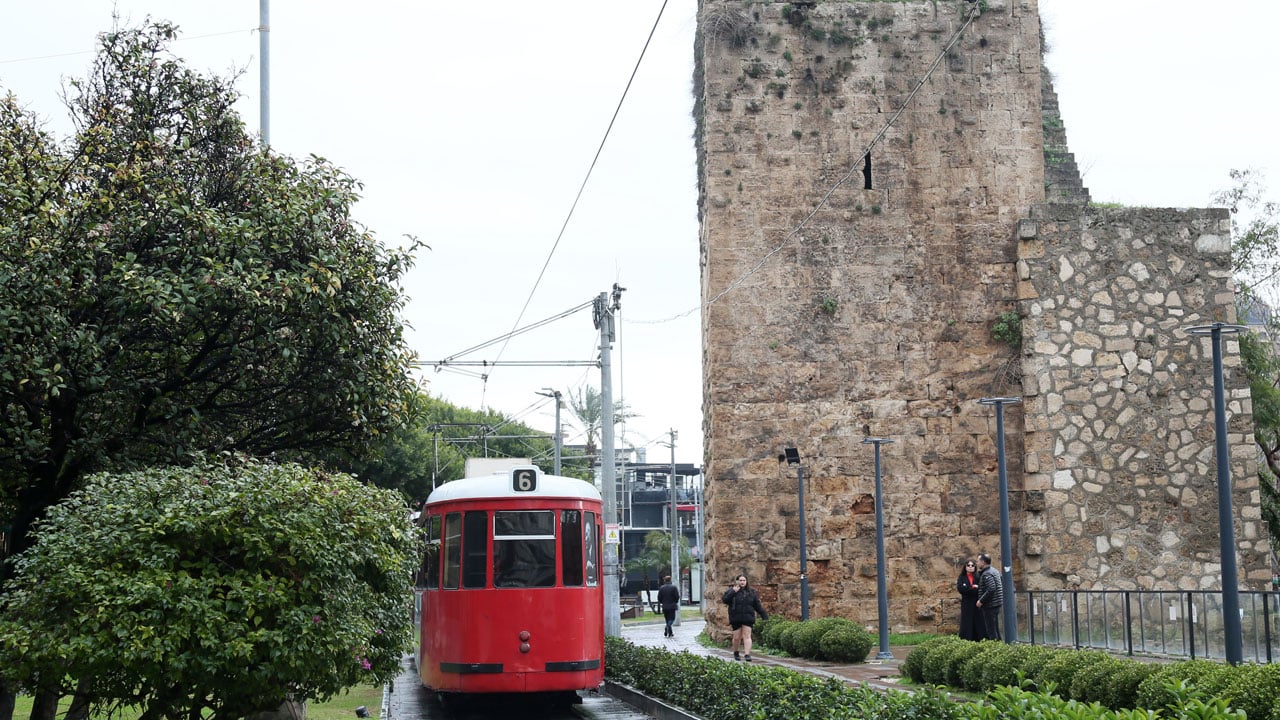 Foto - Antalya’da tarihi yapı alarm veriyor! Tramvay titreşimi 2 bin yıllık burçlara zarar veriyor