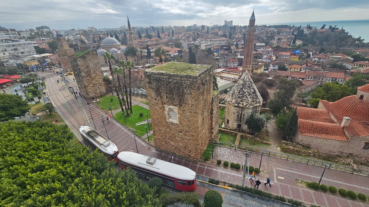 Foto - Antalya’da tarihi yapı alarm veriyor! Tramvay titreşimi 2 bin yıllık burçlara zarar veriyor