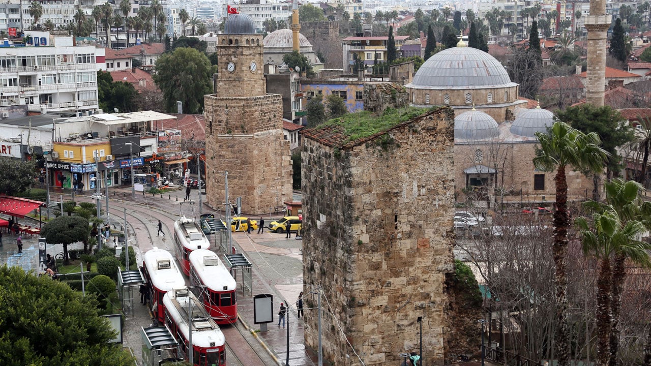 Antalya’da tarihi yapı alarm veriyor! Tramvay titreşimi 2 bin yıllık burçlara zarar veriyor